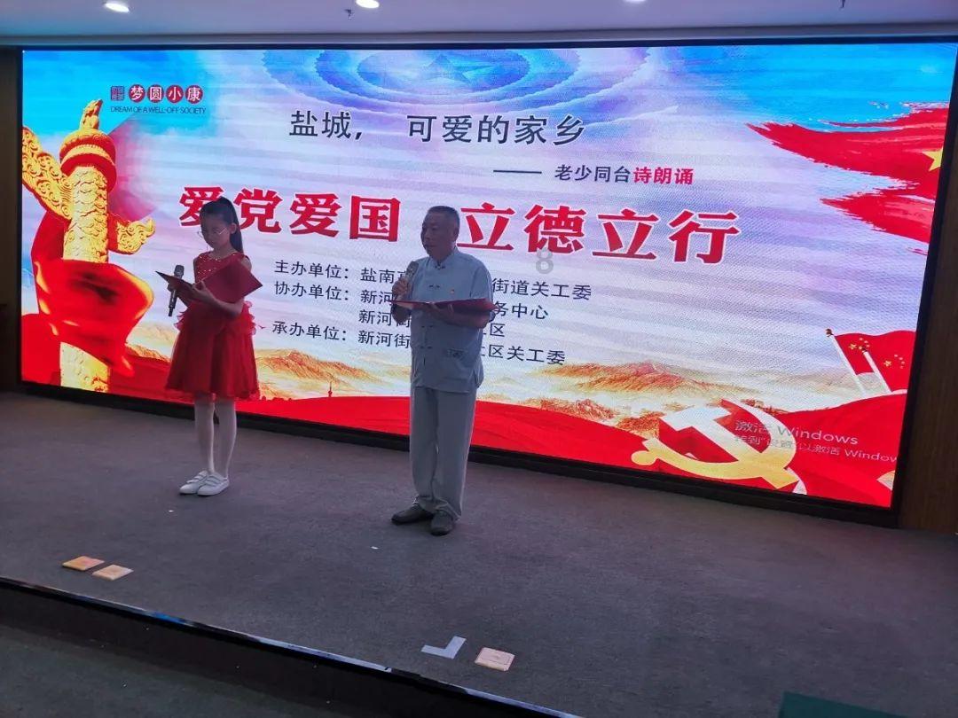 逃离海滩的女孩